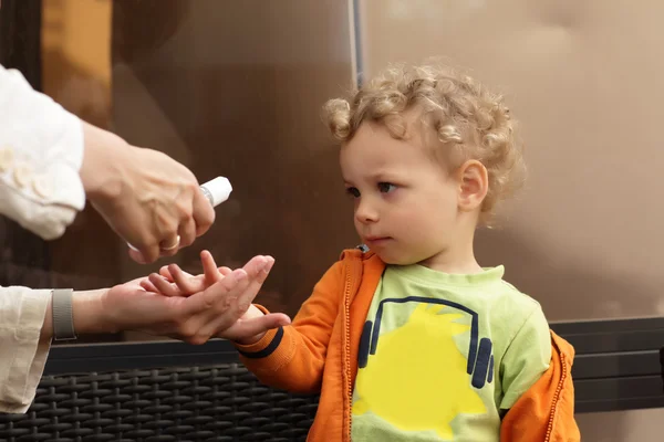 Mother washes hands of her toddler — Stock Photo, Image