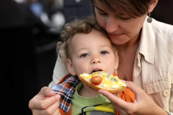 Niño comiendo bruschetta — Foto de Stock