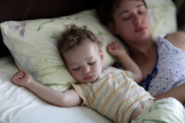 Madre con niño pequeño en una cama — Foto de Stock