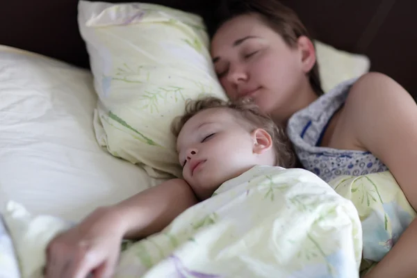 Çocuk bir yatak ile anne — Stok fotoğraf