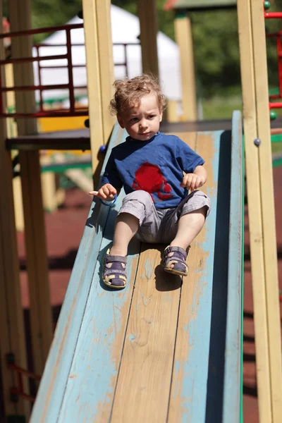 Çocuk bir slayt üzerinde kayar — Stok fotoğraf