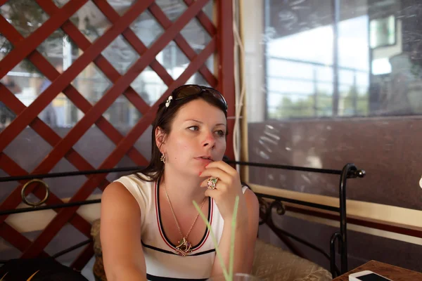 Vrouw in café — Stockfoto