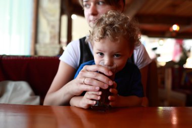 vişne suyu içme toddler