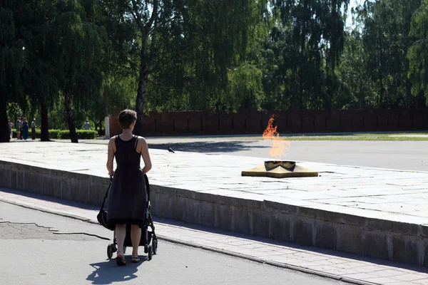 Family near eternal flame — Stock Photo, Image