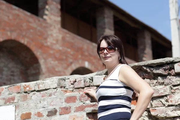 Woman posing on Kremlin background — Stock Photo, Image