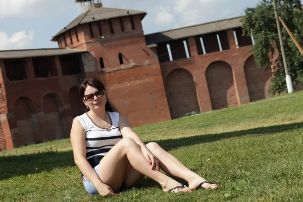 Vrouw rusten op een gazon — Stockfoto