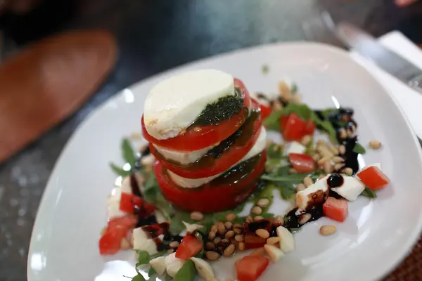 Ensalada de Caprese en un plato blanco — Foto de Stock