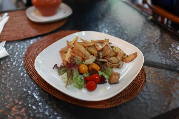 Patatas fritas con champiñones y verduras — Foto de Stock