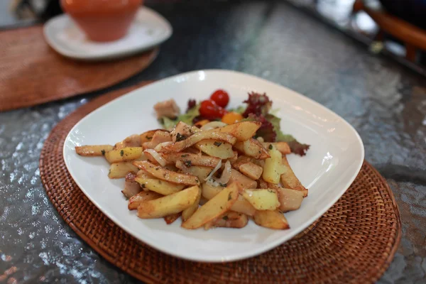 Gedroogde aardappelen met champignons — Stockfoto