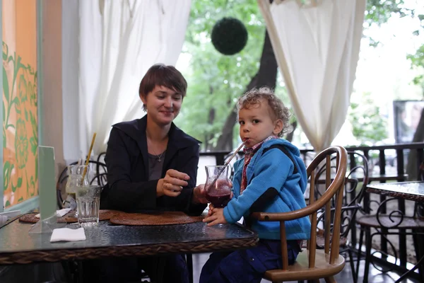 Madre con hijo en la cafetería — Foto de Stock