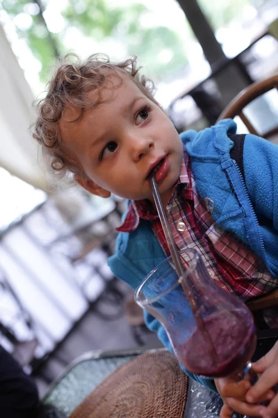 Boy drinks smoothie — Stock Photo, Image