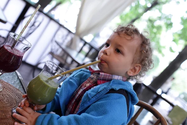Småbarn drycker smoothie — Stockfoto