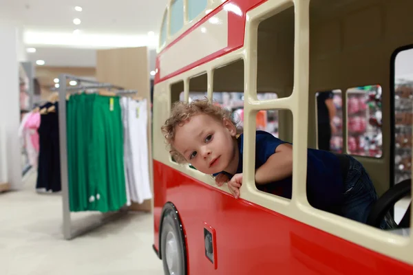 Niño en el pequeño autobús —  Fotos de Stock