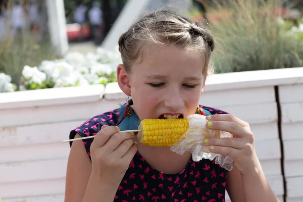 Niño comiendo maíz hervido — Foto de Stock