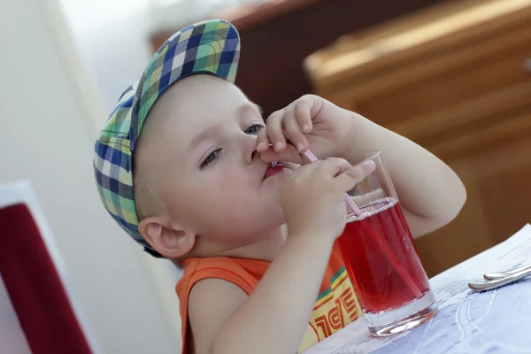 Kind trinkt Preiselbeersaft — Stockfoto