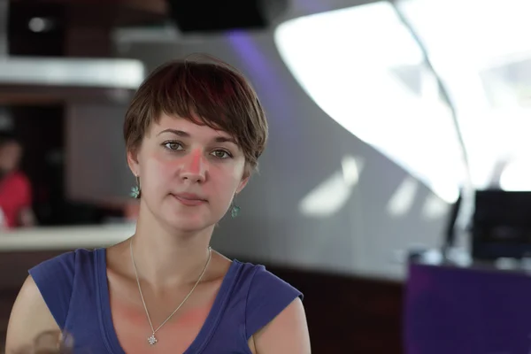 Vrouw poseren in café — Stockfoto