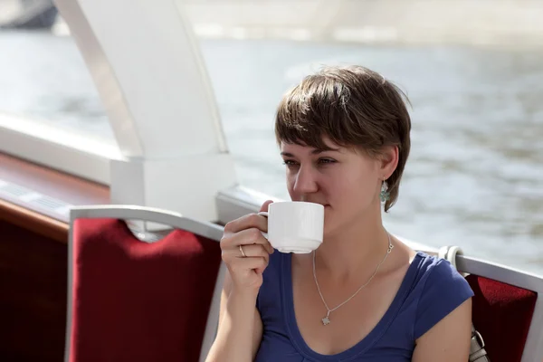 Frau mit Tasse Tee — Stockfoto