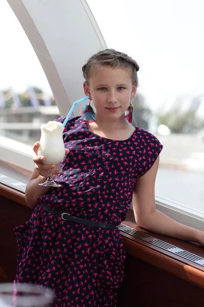 Meisje met glas melk shake — Stockfoto