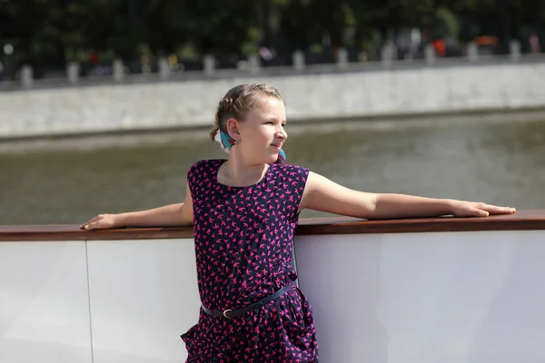 Дівчина на яхті — стокове фото