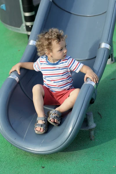 Ребенок на слайде — стоковое фото