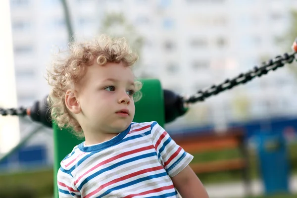 Denken kind op Speeltuin — Stockfoto