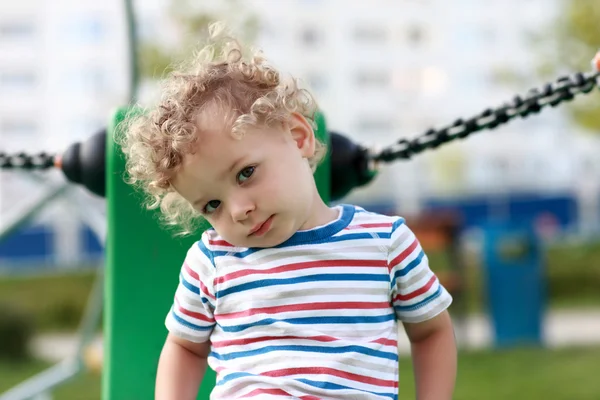 Niño posando en el parque infantil — Foto de Stock