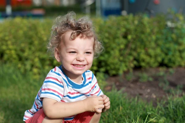 Usmíval se batole venkovní — Stock fotografie