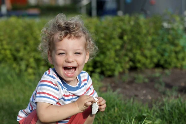 Laughing toddler outdoor — Stock Photo, Image