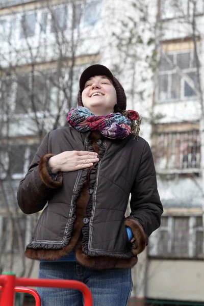 Femme souriante en plein air — Photo