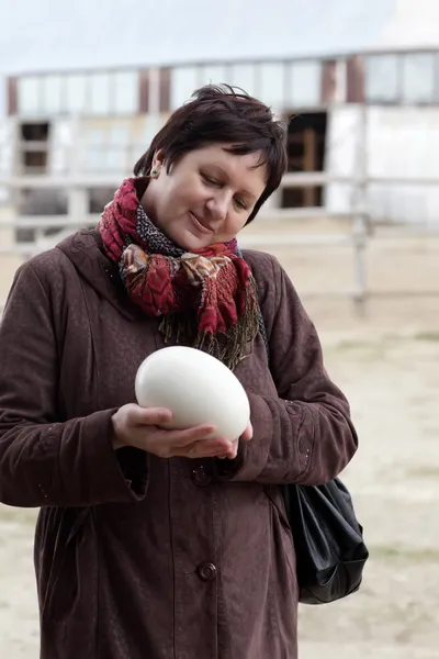 Woman holding ostrich egg — Stock Photo, Image