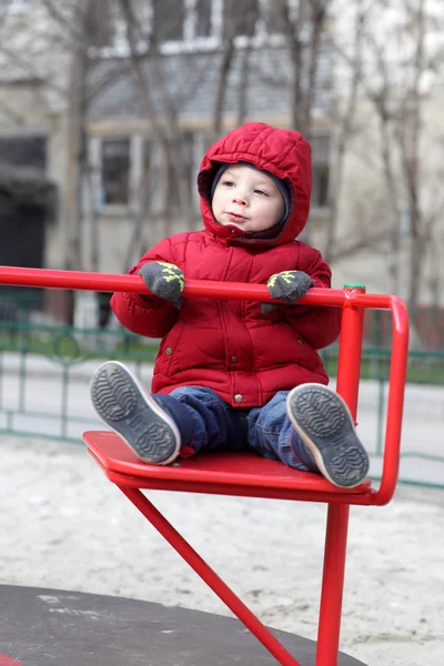 Niño en el patio de recreo en otoño —  Fotos de Stock