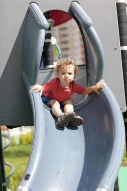 kıvırcık çocuk slayt üzerinde