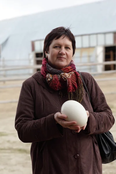 Woman with ostrich egg — Stock Photo, Image