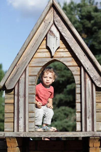 Chłopiec w drewnianym domu — Zdjęcie stockowe