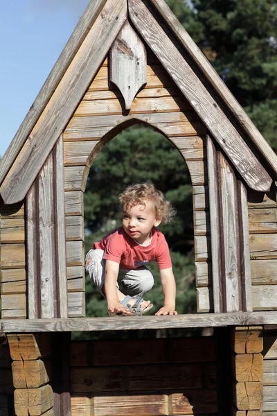 Kleinkind im Holzhaus — Stockfoto