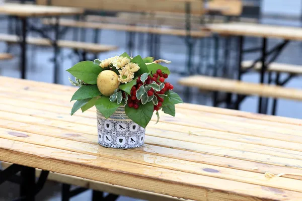 Mazzo di fiori sul tavolo — Foto Stock