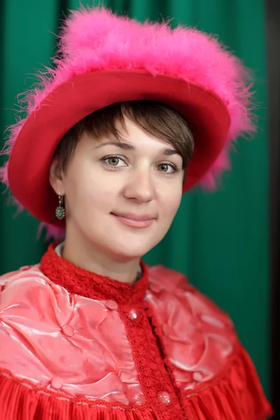 赤で若い女性の肖像画 — ストック写真