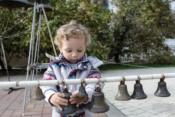 Niño con campanas —  Fotos de Stock