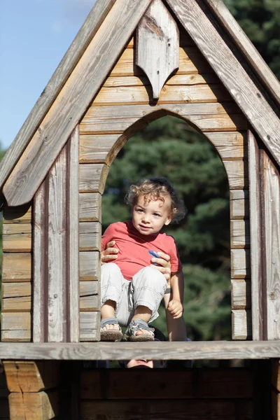 Enfant à la maison en bois — Photo