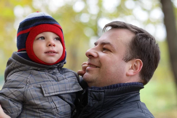 Family at autumn park — Stock Photo, Image