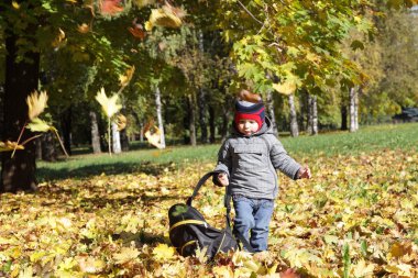 kind met rugzakalt sırt çantası ile