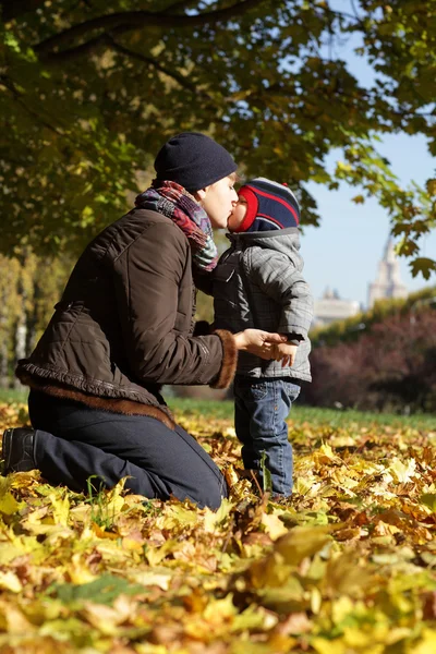 Mamma kysser hennes son — Stockfoto