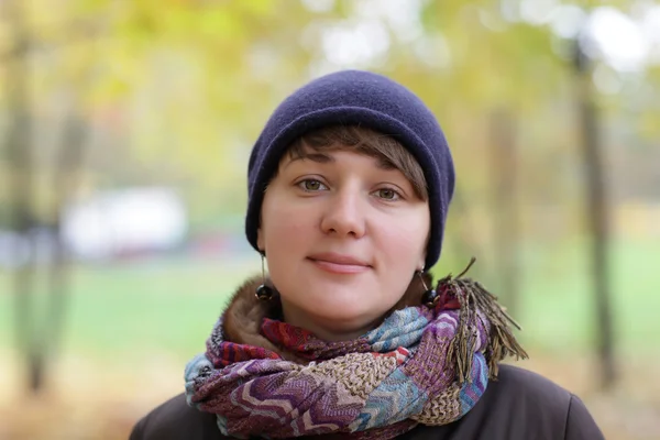 Portret van de vrouw in de herfst — Stockfoto