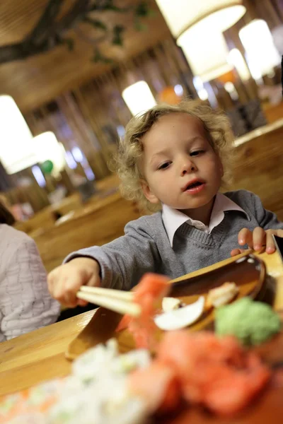 Menino tomando gengibre — Fotografia de Stock