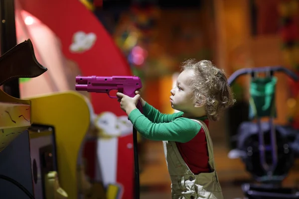 Niño disparando una pistola — Foto de Stock