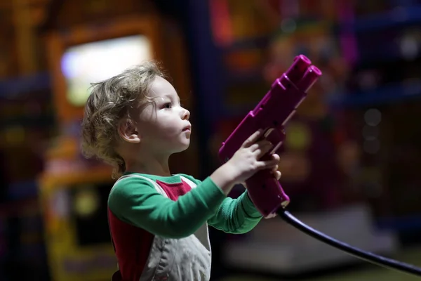 Child playing with pistol — Stock Photo, Image