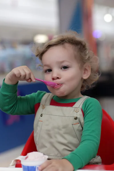 Niño comiendo helado — Foto de Stock