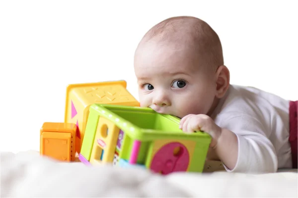 Μωρό δαγκώνει μπλοκ παιχνίδι — Φωτογραφία Αρχείου