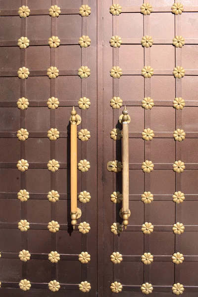 Железная коричневая дверь — стоковое фото