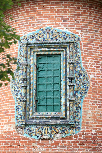 Окно православной церкви — стоковое фото